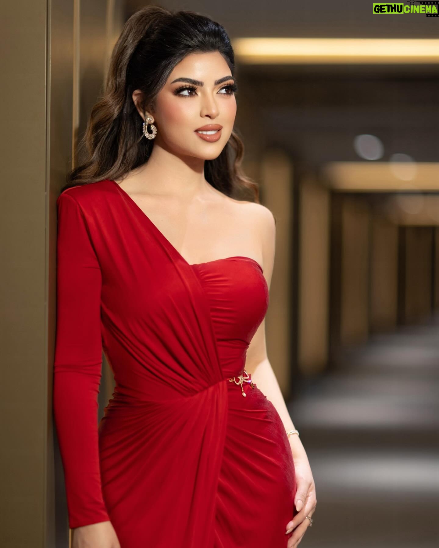 Merna Gamel Instagram - From @yangoplay night π«πβ¨β¨ Styled by @sandragamil1 Dress @elisabettafranchi Jewelry @glamour.jewellery Sandal &clutch @loefflerranda Makeup&hair @guzelsalondubai Photographer @lotus_studio1