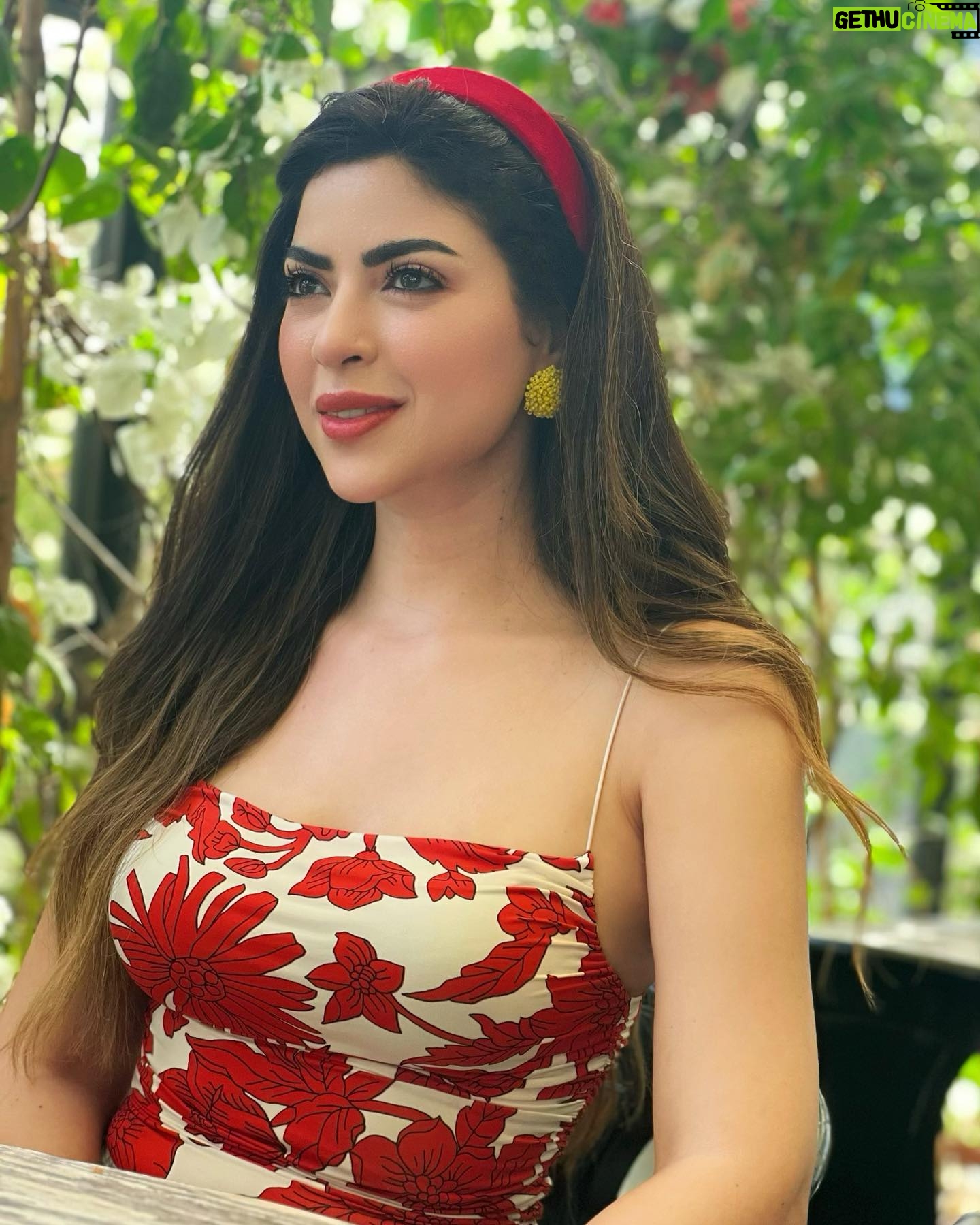 Merna Gamel Instagram - Happy Friday Happy Fetter Happy mood Happy happy 🍓🍯🫠