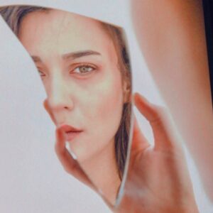 Merve Çağıran Instagram - “yürüyorum,
azarlanıyorum fışkıran başaklarla,
iki bomba gibi taşıyorum koltuğumdaki bir çift somunu,
hurdahaş bir sancıyla geçiyorum badem çiçekleri altından,
gözlerim nemli değil,
gözlerim namlu… “ #ismetözel
