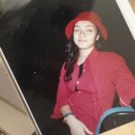 Merve Dizdar Instagram - 27 Mart 2004…17 yaşındayım. Okulun ilk yılı. 27 Mart hazırlık telaşı kuliste. Akşam gösterimiz oluyor. Ben “Nina” oynuyorum. Tüm replikleri unuttuğumu düşünüyorum korkudan. “ Profesyonel hayata ilk geçiş, aman diyim kızım kendine gel” gibi asla işime yaramıycak motivasyon konuşmaları yapıyorum. Oyun bittiğinde, sınıf arkadaşlarımla sarılıyoruz. Kutlamalar başlıyor. Kendime diyorum “ İyi başlangıç Merve…” :))) Hepimizin Tiyatro günü kutlu olsun.🙋‍♀️🌺❤️🙏