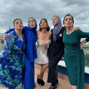 Merve Dizdar Instagram - Eveeet son kez Ömer bu akşam sizlerle. Çok kıymetli insanlarla çok güzel bir iş yaptık. Unutamıycağım anılarım var. Her biri için hepinize çok teşekkür ederim canım @omerdiziresmi. Toplu fotolarımızı tabii ki bulamıyorum 😩 Emeği geçen herkese çook teşekkür ederim. Ve canım seyirci iyi ki varsınız ve iyi ki Ömer’i çok sevdiniz. Yeni hikayelerde görüşmek üzere🙋‍♀️🌺Hoşçakal Ömer❤️