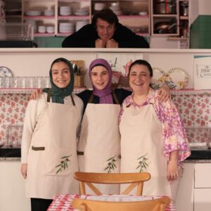 Merve Dizdar Instagram - Eveeet son kez Ömer bu akşam sizlerle. Çok kıymetli insanlarla çok güzel bir iş yaptık. Unutamıycağım anılarım var. Her biri için hepinize çok teşekkür ederim canım @omerdiziresmi. Toplu fotolarımızı tabii ki bulamıyorum 😩 Emeği geçen herkese çook teşekkür ederim. Ve canım seyirci iyi ki varsınız ve iyi ki Ömer’i çok sevdiniz. Yeni hikayelerde görüşmek üzere🙋‍♀️🌺Hoşçakal Ömer❤️