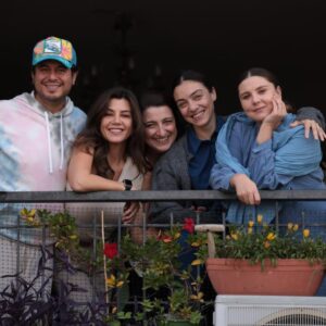 Merve Dizdar Instagram - Eveeet son kez Ömer bu akşam sizlerle. Çok kıymetli insanlarla çok güzel bir iş yaptık. Unutamıycağım anılarım var. Her biri için hepinize çok teşekkür ederim canım @omerdiziresmi. Toplu fotolarımızı tabii ki bulamıyorum 😩 Emeği geçen herkese çook teşekkür ederim. Ve canım seyirci iyi ki varsınız ve iyi ki Ömer’i çok sevdiniz. Yeni hikayelerde görüşmek üzere🙋‍♀️🌺Hoşçakal Ömer❤️