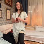 Merve Dizdar Instagram - Eveeet son kez Ömer bu akşam sizlerle. Çok kıymetli insanlarla çok güzel bir iş yaptık. Unutamıycağım anılarım var. Her biri için hepinize çok teşekkür ederim canım @omerdiziresmi. Toplu fotolarımızı tabii ki bulamıyorum 😩 Emeği geçen herkese çook teşekkür ederim. Ve canım seyirci iyi ki varsınız ve iyi ki Ömer’i çok sevdiniz. Yeni hikayelerde görüşmek üzere🙋‍♀️🌺Hoşçakal Ömer❤️