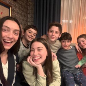 Merve Dizdar Instagram - Eveeet son kez Ömer bu akşam sizlerle. Çok kıymetli insanlarla çok güzel bir iş yaptık. Unutamıycağım anılarım var. Her biri için hepinize çok teşekkür ederim canım @omerdiziresmi. Toplu fotolarımızı tabii ki bulamıyorum 😩 Emeği geçen herkese çook teşekkür ederim. Ve canım seyirci iyi ki varsınız ve iyi ki Ömer’i çok sevdiniz. Yeni hikayelerde görüşmek üzere🙋‍♀️🌺Hoşçakal Ömer❤️