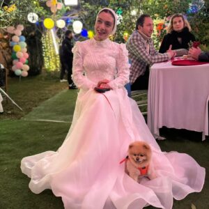 Merve Dizdar Instagram - Eveeet son kez Ömer bu akşam sizlerle. Çok kıymetli insanlarla çok güzel bir iş yaptık. Unutamıycağım anılarım var. Her biri için hepinize çok teşekkür ederim canım @omerdiziresmi. Toplu fotolarımızı tabii ki bulamıyorum 😩 Emeği geçen herkese çook teşekkür ederim. Ve canım seyirci iyi ki varsınız ve iyi ki Ömer’i çok sevdiniz. Yeni hikayelerde görüşmek üzere🙋‍♀️🌺Hoşçakal Ömer❤️