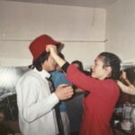 Merve Dizdar Instagram - 27 Mart 2004…17 yaşındayım. Okulun ilk yılı. 27 Mart hazırlık telaşı kuliste. Akşam gösterimiz oluyor. Ben “Nina” oynuyorum. Tüm replikleri unuttuğumu düşünüyorum korkudan. “ Profesyonel hayata ilk geçiş, aman diyim kızım kendine gel” gibi asla işime yaramıycak motivasyon konuşmaları yapıyorum. Oyun bittiğinde, sınıf arkadaşlarımla sarılıyoruz. Kutlamalar başlıyor. Kendime diyorum “ İyi başlangıç Merve…” :))) Hepimizin Tiyatro günü kutlu olsun.🙋‍♀️🌺❤️🙏