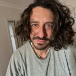 Merve Dizdar Instagram – Canım @cioayg drama en sevdiğim şey biliyorsun. Çocukken evcilik oyunlarımı anlattım sana :)) Hayatıma komedi soktuğun için teşekkür ederim. Sadece birini güldürmekten bahsetmiyorum. Senin hayata bakış açın en sevdiğim şeylerden biri oldu. Üretmeyi, çoğaltmayı, paylaşmayı, hayvanları çok sevmeyi, bitkilere çok iyi bakmayı, film izlemeyi, insanlara neşe saçmayı çok iyi bildiğin için çok mutluyum. Senin gibi biri böyle bi dünyada yaşadığı için ve O’nu tanıdığım için çok şanslıyım. Neş’en daim olsun cio’m. İyi ki doğdun. İyi ki varsın bu hayatta ve tüm sevdiklerinin hayatında❤️seni seviyorum.