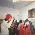 Merve Dizdar Instagram - 27 Mart 2004…17 yaşındayım. Okulun ilk yılı. 27 Mart hazırlık telaşı kuliste. Akşam gösterimiz oluyor. Ben “Nina” oynuyorum. Tüm replikleri unuttuğumu düşünüyorum korkudan. “ Profesyonel hayata ilk geçiş, aman diyim kızım kendine gel” gibi asla işime yaramıycak motivasyon konuşmaları yapıyorum. Oyun bittiğinde, sınıf arkadaşlarımla sarılıyoruz. Kutlamalar başlıyor. Kendime diyorum “ İyi başlangıç Merve…” :))) Hepimizin Tiyatro günü kutlu olsun.🙋‍♀️🌺❤️🙏