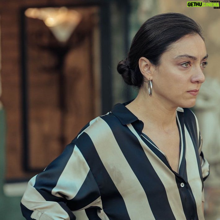 Merve Dizdar Instagram - 19.00. @blutv. #magarsus 3.bölümü ile. birazdannnn başlıyor.😎İyi seyirler🖤 Demir Leydi Tansuuuu :)