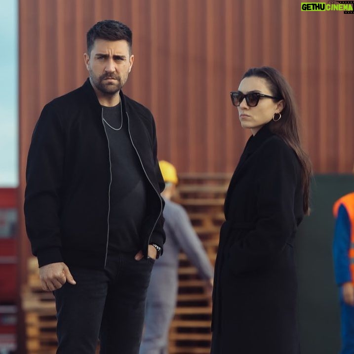 Merve Dizdar Instagram - 19.00. @blutv. #magarsus 3.bölümü ile. birazdannnn başlıyor.😎İyi seyirler🖤 Demir Leydi Tansuuuu :)