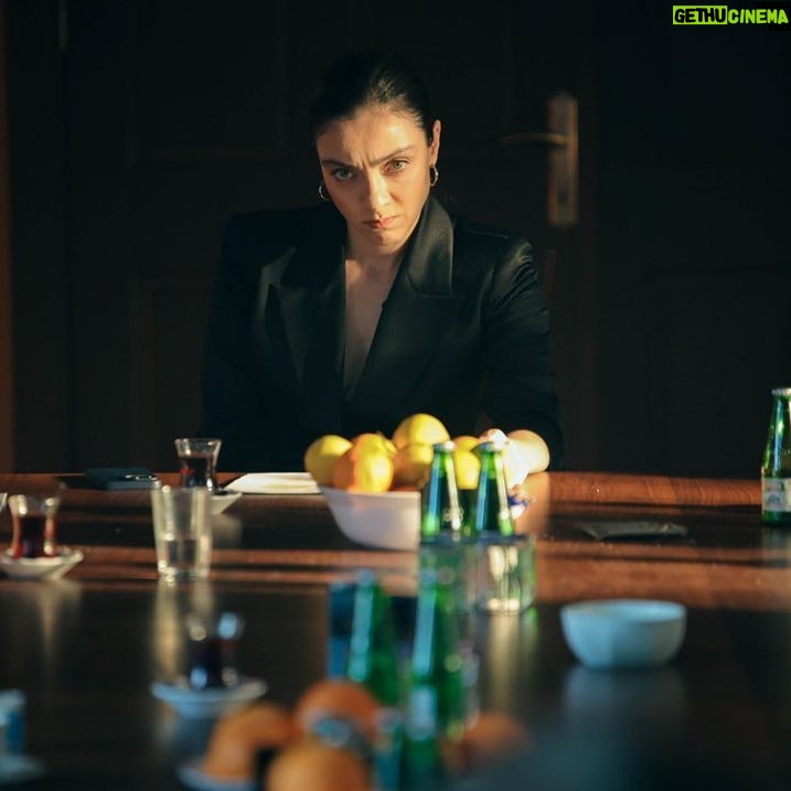 Merve Dizdar Instagram - 19.00. @blutv. #magarsus 3.bölümü ile. birazdannnn başlıyor.😎İyi seyirler🖤 Demir Leydi Tansuuuu :)