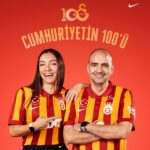 Merve Dizdar Instagram – Heyecaaaan❤️💛
Cumhuriyet’in 100. yılını Galatasaraylı olmanın gururuyla hep birlikte kutlayalım!
GSStore Bio’daki linkten kaydını oluştur, “Cumhuriyetin 100’ü” filtresini kullanarak 3. forman veya uğurlu
Galatasaray forman ile fotoğrafını paylaş 🫡 #Cumhuriyetin100ü @nikefootball @galatasaray @gsstore #işbirliği