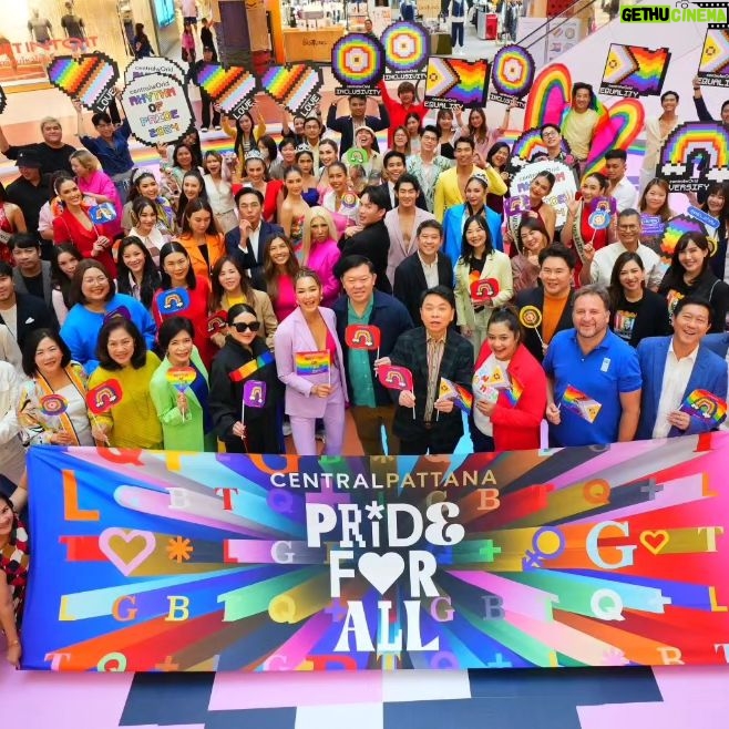 Metinee Kingpayome Instagram - 🏳️🌈วันนี้เรามาแถลงข่าว อีเว้นท์ใหญ่แห่งปี Pride Parade 2024 🤝พันธมิตรโดย Muse by Metinee X centralwOrld x UNDP Thailand x Spicy Disc จะจัดแฟชั่นพาเหรด "Rhythm of Pride" โดย รวมคนดังกว่า 500 ชีวิต พร้อม, music & entertainment, food และ fashion ในวันที่ 31 May 2024 ที่ หน้าลาน centralwOrld. 💃See you on the RUNWAY! . #musebymetinee #centralwOrld #UNDPthailand #SpicyDisc #rhythmofpride #galderma