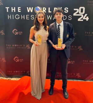Metinee Kingpayome Instagram - 🏆🏆ขอแสดงความยินดีอย่างยิ่งกับ น้องสกาย กิ่งโพยม ที่ได้รับรางวัล #สาขาเยาวชนดีเด่นด้านการกีฬา 🏊‍♂️ ในงาน "Talent Kids & Teen Star Awards 2024" 👏 พร้อมด้วยคุณแม่คนเก่ง แม่ลูกเกด กิ่งโพยม ผู้ก่อตั้งสถาบัน Muse by Metinee ซึ่งร่วมรับรางวัล #องค์กรธุรกิจพัฒนาศักยภาพเยาวชนไทยมาตรฐานสากล 💃 ในงาน The World's Highest Awards 2024 ที่จัดขึ้นเพื่อเฟ้นหาและผลักดันเยาวชนไทยให้ก้าวไกลสู่เวทีระดับนานาชาติ นอกจากนี้ยังยกย่องธุรกิจไทยที่มีศักยภาพในการก้าวสู่ตลาดต่างประเทศอีกด้วย
.
พิธีมอบรางวัลอันทรงเกียรติ โดย หม่อมราชวงศ์ วรปภา จักรพันธุ์ 
การประกาศผลรางวัลครั้งสำคัญนี้สามารถเป็นกำลังใจและสนับสนุนเยาวชนและธุรกิจไทยให้ก้าวไกลในเวทีโลก 
.
งานประกาศรางวัลนี้ไม่เพียงแต่เป็นการแสดงถึงความสำเร็จของเยาวชนและธุรกิจไทยเท่านั้น แต่ยังเป็นการยกระดับมาตรฐานและศักยภาพไทยในสายตาของโลกอีกด้วยค่ะ 
.
#musebymetinee