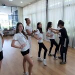 Metinee Kingpayome Instagram – 🎉Welcome Muse New Students 🙏 ยินดีต้อนรับนักเรียนเทอมใหม่ทุกคน👏 ได้เวลาก้าวเข้าสู่คลาสปรับบุคลิกภาพให้ตัวเอง
💥มาเริ่มฝึกแบบปังๆ มีของดีต้องเอามาโชว์แบบไม่ต้องเกรงใจใคร เปลี่ยนทุกวันหลังจากนี้ให้มีแต่โอกาส และพัฒนาตัวเองให้ดีขึ้น 🚶♂️🚶♀️
One step closer to a better version of yourself 🌟🌟🌟
.
✍️เทอมใหม่เริ่มแล้ว
แต่ยังสามารถลงทะเบียนเรียนเข้ามาได้ค่ะ
🙏ALL genders ages 4 are welcome
รับทุกเพศตั้งแต่อายุ 4 ขวบขึ้นไปค่ะ
.
❤️Muse Group Class
1 เทอม เรียนทั้งหมด 8 ครั้ง ครั้งละ 2 ชั่วโมงรวมทั้งหมด 16 ชั่วโมงนะคะ
นักเรียนเรียนตามรุ่น ตามอายุค่ะ
Kids (4-8ปี)
Junior (9-15ปี)
Adults (16 )
.
☝️MUSE Private Class: หรือเลือกการเรียนกับ Muse Coach 1 ต่อ 1 (นักเรียนสามารถเลือกวันและเวลาที่สะดวก)
.
📍Available Classes :
Runway & ปรับบุคลิกภาพ
K-Pop , Hip Hop , Latin Dance
Acting & Public Speaking
Photoshoot Modeling
.
✏️ลงทะเบียน ที่นี่
📲LINE @MuseByMetinee
หรือคลิ๊ก https://lin.ee/DzYwZf
.
📍Studio Muse by Metinee
ตั้งอยู่ที่ รามคำแหง ซอย 9
🚘เดินทางสะดวก มีที่จอดรถเพียบ
.
#musebymetinee