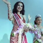 Metinee Kingpayome Instagram - 👑ความสำเร็จที่งดงามของ Manita - ลูกศิษย์ของเรา Muse by Metinee คว้ามงกุฎ 1st Young & Fabulous 2024 Teenager ของโลกและเมืองไทย @manita_.tpd @youngfabulousthailand . 🤩จากเด็กสาวขี้อายที่เริ่มต้นเส้นทางฝันกับ Muse วันนี้ Manita ได้พิสูจน์ให้โลกเห็นแล้วว่า ความมุ่งมั่นและความทุ่มเทสามารถพาคุณไปถึงจุดสูงสุดได้ . "ยินดีด้วยกับน้อง Manita ที่คว้ามงกุฎ 1st Young & Fabulous 2024 Teenager ของโลกและเมืองไทย" . ❤️พวกเราชาว Muse ภูมิใจที่ได้เห็นลูกศิษย์คนเก่งก้าวขึ้นสู่เวทีอย่างสง่างาม พร้อมนำเสนอความงามอันเป็นเอกลักษณ์ สวย สตรอง และเก่งสมกับที่ได้ฝึกฝนและเติบโตมาอย่างมั่นใจ . 👍เรื่องราวแห่งแรงบันดาลใจของ Manita: น้อง Manita เป็นตัวอย่างที่ชัดเจนของการมีวินัย ความฝัน และความทุ่มเทในการทำฝันให้เป็นจริง น้องฝึกฝนตัวเองอย่างไม่หยุดหย่อน มีความมุ่งมั่นและตั้งใจอย่างเต็มที่ในทุกครั้งที่ลงสนาม ไม่ว่าฝึกซ้อมหรือแข่งขัน และเธอไม่เคยหยุดเรียนรู้และพัฒนาตัวเอง . ขอแสดงความยินดีกับ Manita ที่ได้แสดงศักยภาพจนคว้าชัยชนะในครั้งนี้! น้องคือแรงบันดาลใจให้กับศิษย์ Muse ทุกคน We Love You Our Swan Princess 👸 ❤️ Team Muse @metinee @annee_maywong @coach.ping @nathalie_ducheine @eyes_sarucha @supamarkk @park_somsong @punika_polfah @patawee_patrick . 🌟 มาเรียนกับเราสิคะ ทีมครูสุดปัง ตัวจริงของทุกวงการ พร้อมช่วยให้คุณสร้างความมั่นใจและปรับปรุงบุคลิกภาพของคุณกับคอร์สสุดสร้างสรรค์ที่ Muse by Metinee เพื่อพัฒนาตัวเองได้อย่างรวดเร็วที่สุด! 🌟 . 📲หากคุณต้องการเปลี่ยนแปลงและเติบโตแบบก้าวกระโดด ติดต่อเราได้ที่ LINE @musebymetinee หรือคลิก https://lin.ee/DzYwZf . #musebymetinee #ConfidenceTransformation #PeakExcellence #transformation #missfabulous #youngfabulous #youngfabulousthailand #BryanTanEntertainment