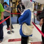 Mia Sara Nasuha Instagram – Gigih beratur pagi pagi. Siapa tau kat mana ni?
.
.
.
#miasara
#miasaranasuha 
#miayoutube