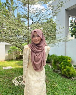 Mia Sara Nasuha Instagram - Don't need caption raya, just need duit raya 🤑🤑🤑