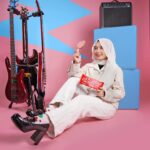 Mia Sara Nasuha Instagram – Korang!! Mia dah terPINK-at dengan the NEW KITKAT Pink aiskrim 🍓

Rasa KITKAT Pink ni memang ngam dengan taste Mia. Creamy, aromatic and refreshing! Korang cepat-cepat dapatkan sekarang tau and jangan lupa tag Mia kalau dah beli 😋.

@nestleicecream.my
#KitkatPinkIceCream