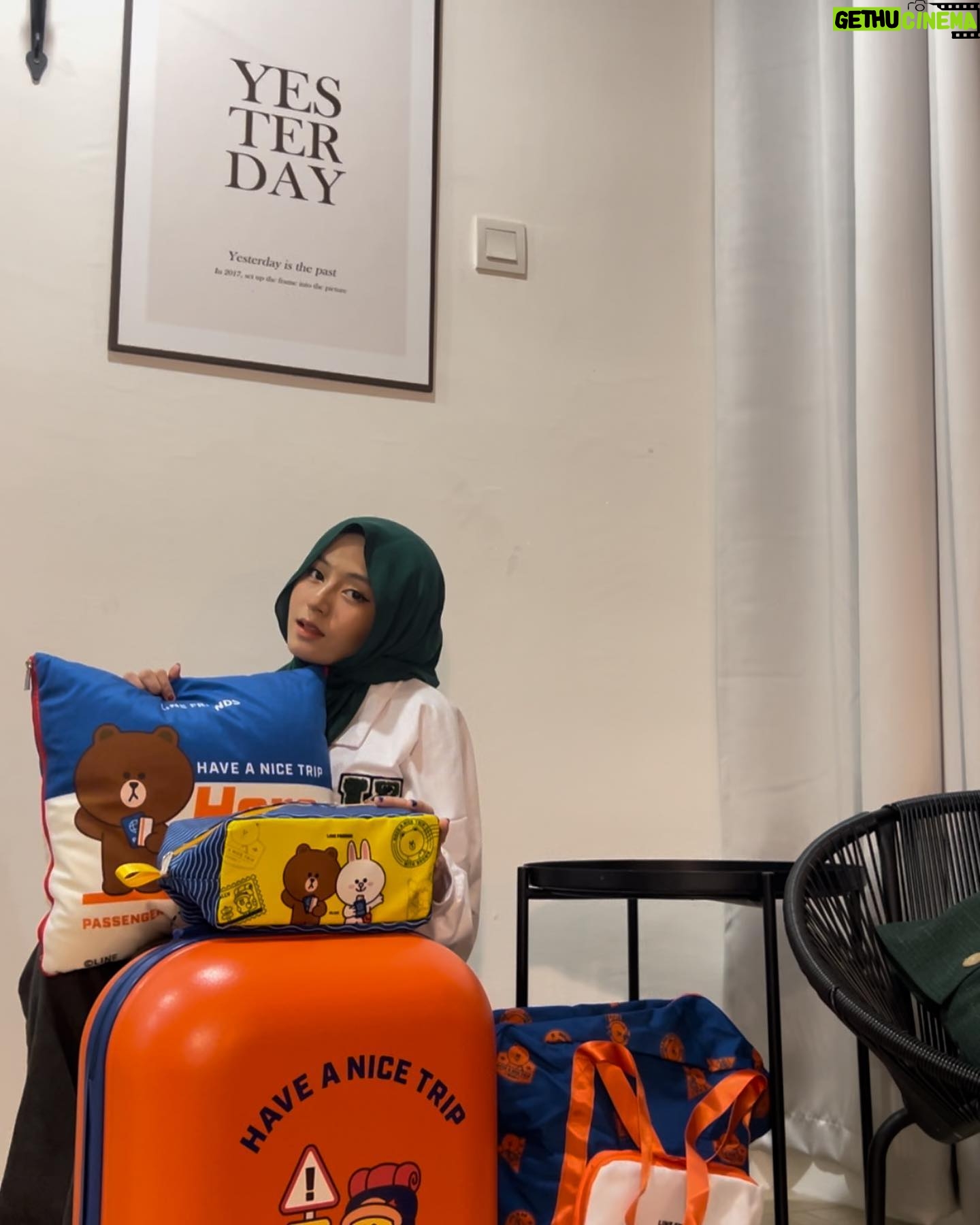 Mia Sara Nasuha Instagram - Cute right all this stuff, especially luggage tuu. Kalau korang nak boleh dapatkan dekat @watsonsmy okay. Ni memang exclusive kat Watsons aje. Tempat lain takda.😎 #LINEFRIENDS #WatsonsHaveANiceTrip #ExclusiveatWatsons @watsonsmy
