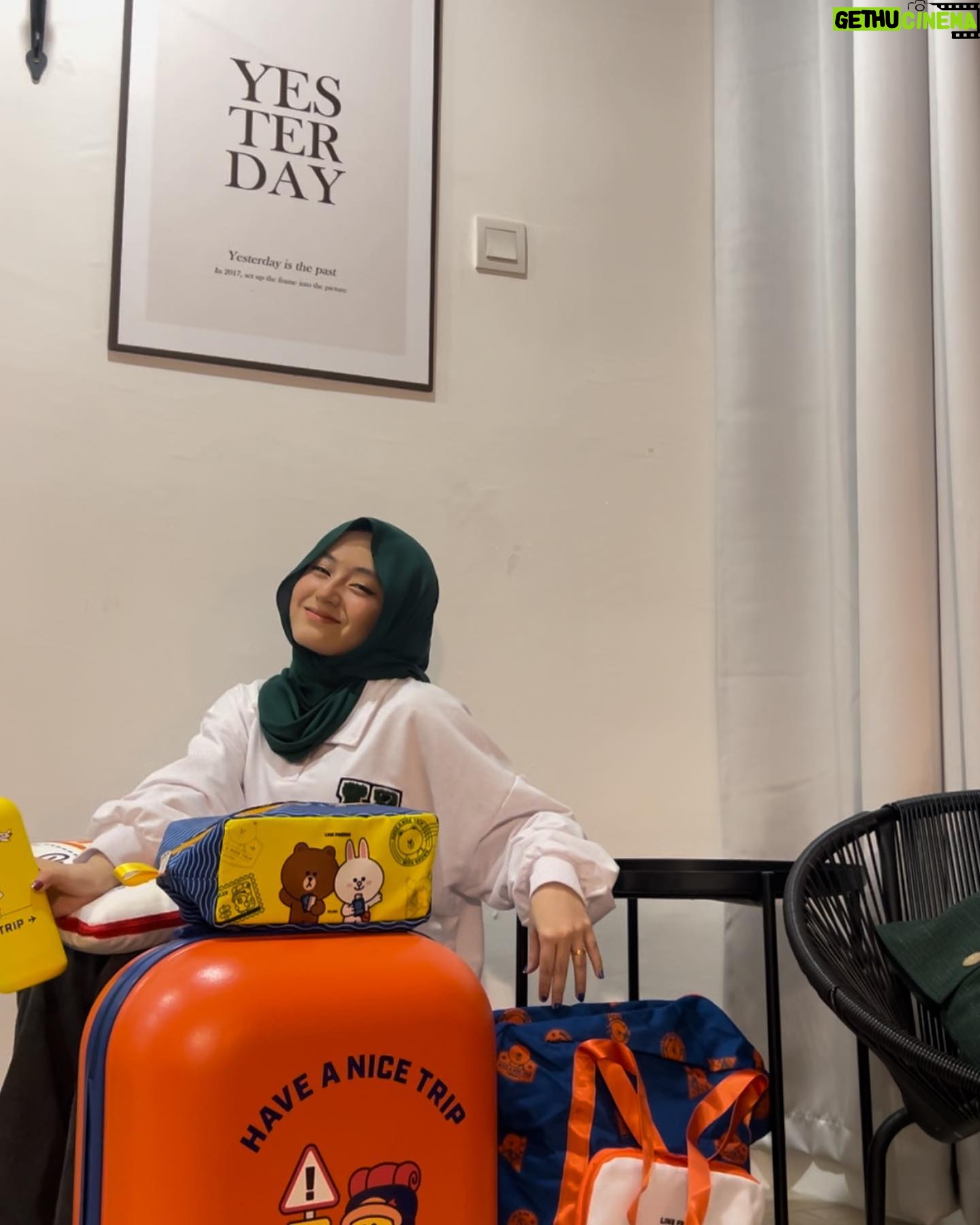 Mia Sara Nasuha Instagram - Cute right all this stuff, especially luggage tuu. Kalau korang nak boleh dapatkan dekat @watsonsmy okay. Ni memang exclusive kat Watsons aje. Tempat lain takda.😎 #LINEFRIENDS #WatsonsHaveANiceTrip #ExclusiveatWatsons @watsonsmy