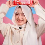 Mia Sara Nasuha Instagram - Korang!! Mia dah terPINK-at dengan the NEW KITKAT Pink aiskrim 🍓 Rasa KITKAT Pink ni memang ngam dengan taste Mia. Creamy, aromatic and refreshing! Korang cepat-cepat dapatkan sekarang tau and jangan lupa tag Mia kalau dah beli 😋. @nestleicecream.my #KitkatPinkIceCream