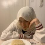 Mia Sara Nasuha Instagram - Korang pernah tak makan Kari Katsu? Ni Kari Versi jepun. Jom try buat sendiri Kat rumah. Kalau nak buat menu semasa bercamping pun boleh. Mudah Cepat dan ringkas! Bahan2: ❤️Japanese Katsu Curry @soyasahi ❤️ air ❤️ carrot ❤️kentang ❤️bawang putih ❤️bawang merah ❤️ halia Cara masuk dan resepi penuh ada dalam video diatas ok!😘 Japanese Katsu Curry Ni korang boleh dapatkan di hampir semua pasaraya besar berhampiran. Masak pun x lama 10min Dah boleh hidang. 🔶Lepas tu skrg Kalau beli 2 pack boleh dapat Lunch box Secara percuma! Sungguh Mudah! #japanesekatsucurry #karikatsujepun #zamakmaliscooking #soyasahi #cheezy leleh #sungguh mudah #doremi @soyasahifoodservice #FB @soyasahi Boleh beli online dan Guna Promo code 2JkC3 (ikut turutan no anda) Di online www.soyasahi.com.my Beli 2 pek JKC free 1 lunch box (random color)