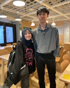 Mia Sara Nasuha Instagram - Sebelah ni abang @danishhilmannn ke tiang? 🤣 . . . #miasara #miasaranasuha #miayoutube