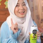 Mia Sara Nasuha Instagram - OMG RAYA NAK DEKAT SOOO ADA 20 RAYA WISH & HADIAH UNTUK KORANG!! 🙈 Haaaa kalau korang nak Mia upload special Raya wish untuk korang ke untuk girlfriend ke mama ke semua boleh! Tapi korang kena ikut steps kat bawah ni: 1. Upload gambar korang dengan VIDA C on feed 2. Caption: @therealmiasara @vidamalaysia #AdaVidaAdaRaya #VIDACMiaSara 3. And mesti set your account to public tau! Haaaa kalau upload more than one lagi best! 🙈 Yang penting, korang jangan lupa tau untuk consume VIDA C untuk supplement harian korang! The simplest way untuk boost immune system with 1000mg Vitamin C lagi-lagi coming to Raya ni! 💛🧡#VidaCVitaminC #VitaminC1000mg #AdaVidaAdaRaya