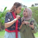 Mia Sara Nasuha Instagram - Comel je dance @kasihirisleona. Nanti-nantilah Mia dengan @hzdbaaaa_ try sebab aiskrim baru Nestlé La Cremeria Mango Sticky Rice dah sampai😆💃🏻. Tengah sedap-sedap makan aiskrim Nestlé yang baru ni, boleh pulak @amirmuzam cakap Mia dengan Diba ni budak-budak. Memang kenalah kan😒. Btw, korang memang patut kena try aiskrim Nestlé La Cremeria Mango Sticky Rice tau! #nestleicecream #mangostickyrice @nestleicecream.my