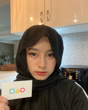 Mia Sara Nasuha Instagram - Kang Sae-Byok who?! 💀💀💀
.
.
Make sure to be subscribe to my youtube channel to see this sweet game!! Do i survive or nah? @absolutchocolat 
.
.
.
#miasara
#miasaranasuha
#miayoutube
#sweetgame
#kangsaebyeok