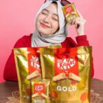Mia Sara Nasuha Instagram - This KITKAT Gold is sure driving people crazy! 🤪 And it’s a must to share it with my partners in crime 🤣🤣 The signature crispy wafer, caramel flavour paired with smooth milk chocolate really make me falling in love ❤️ Hurry guys, get yours now at Aeon, Lotus and other stores nationwide! #SharetheLoveSharetheGoldenBreak #KITKATGold #KITKATMalaysia @kitkatmalaysia