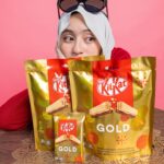 Mia Sara Nasuha Instagram – This KITKAT Gold is sure driving people crazy! 🤪 And it’s a must to share it with my partners in crime 🤣🤣 

The signature crispy wafer, caramel flavour paired with smooth milk chocolate really make me falling in love ❤️

Hurry guys, get yours now at Aeon, Lotus and other stores nationwide!

#SharetheLoveSharetheGoldenBreak
#KITKATGold
#KITKATMalaysia
@kitkatmalaysia