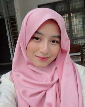 Mia Sara Nasuha Instagram - belum raya dah pakai baju raya ni macam mana ehhh