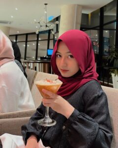 Mia Sara Nasuha Instagram - finally i'm not wearing black hijab 😙 . . . #miasara #miasaranasuha #miayoutube