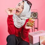 Mia Sara Nasuha Instagram - This KITKAT Gold is sure driving people crazy! 🤪 And it’s a must to share it with my partners in crime 🤣🤣 The signature crispy wafer, caramel flavour paired with smooth milk chocolate really make me falling in love ❤️ Hurry guys, get yours now at Aeon, Lotus and other stores nationwide! #SharetheLoveSharetheGoldenBreak #KITKATGold #KITKATMalaysia @kitkatmalaysia