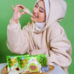 Mia Sara Nasuha Instagram - Soooo sedap & kombinasi yang menarik guys!!💚 Korang dah rasa ke aiskrim Nestlé Mochi Matcha Red Bean ni? Mia rasa aiskrim Mochi Matcha Red Bean ni dah jadi salah satu makanan favourite Mia sebab Mia memang suka Matcha😍. Bila gigit je, rasa authentic matcha dengan red bean memang nice! Dapatkan aiskrim Mochi Matcha Red Bean sekarang dekat any convenient store yang berdekatan sebelum Mia habiskan!💃 #MochiMatchaRedBean #NestleIceCream @nestleicecream.my