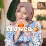 Mia Sara Nasuha Instagram - [GIVEAWAY ALERT! 🎁] Flower by Jisoo, tapi dengan… Orange 🍊 🤣 Eh kenapa orange? Sebab Mia nak introduce dekat korang this new NIVEA Extra Bright C&HYA Range! Serum C&HYA ni mengandungi 500x Vitamin C that is cold-extracted tanpa haba tau, jadi the best Vitamin C properties dikekalkan 🍊✨ C&HYA Range ni juga perfect for all of you yang nak extra bright and bouncy skin, boleh dapat in 3 days je! 🤩 Nak tak? Mia akan pick 3x lucky winners to gift the NIVEA Extra Bright C&HYA Full Skincare range, macam mana nak join? Senang je ‼️: 1. Tag 3 friends on the comment section under my video. 2. Share this video to your IG Story. Just by doing those 2 steps, korang stand a chance to win NIVEA C&HYA Full Skincare Range yg Mia guna ni! Tunggu apa lagi, start your day fresh with NIVEA Extra Bright C&HYA Range now!🧡 @mynivea #NIVEACHYA #myNIVEA #CanYouCTheDifference #ColdExtractedOrangeEssence