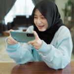 Mia Sara Nasuha Instagram – It’s 2022 and you still haven’t had a 5G feature phone? It’s time to grab vivo Y76 with 5G feature. Perfect for gamers and lagging free! It’s so smoooooth you will only know how good it feels when you have it in your hands, hop on this journey with me, you won’t regret it!
.
.
.
#vivoY765G
#IncredibleGamingExperience
#thatsy