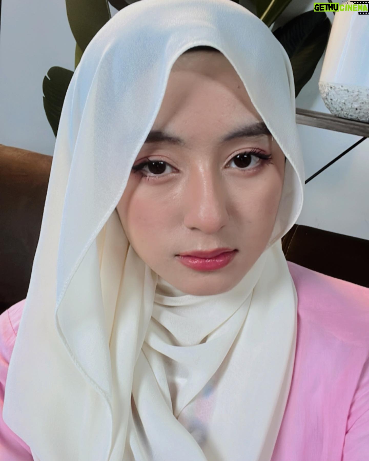 Mia Sara Nasuha Instagram - ada siapa plan nak pakai pink tak raya tahun ni?