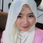 Mia Sara Nasuha Instagram - ada siapa plan nak pakai pink tak raya tahun ni?