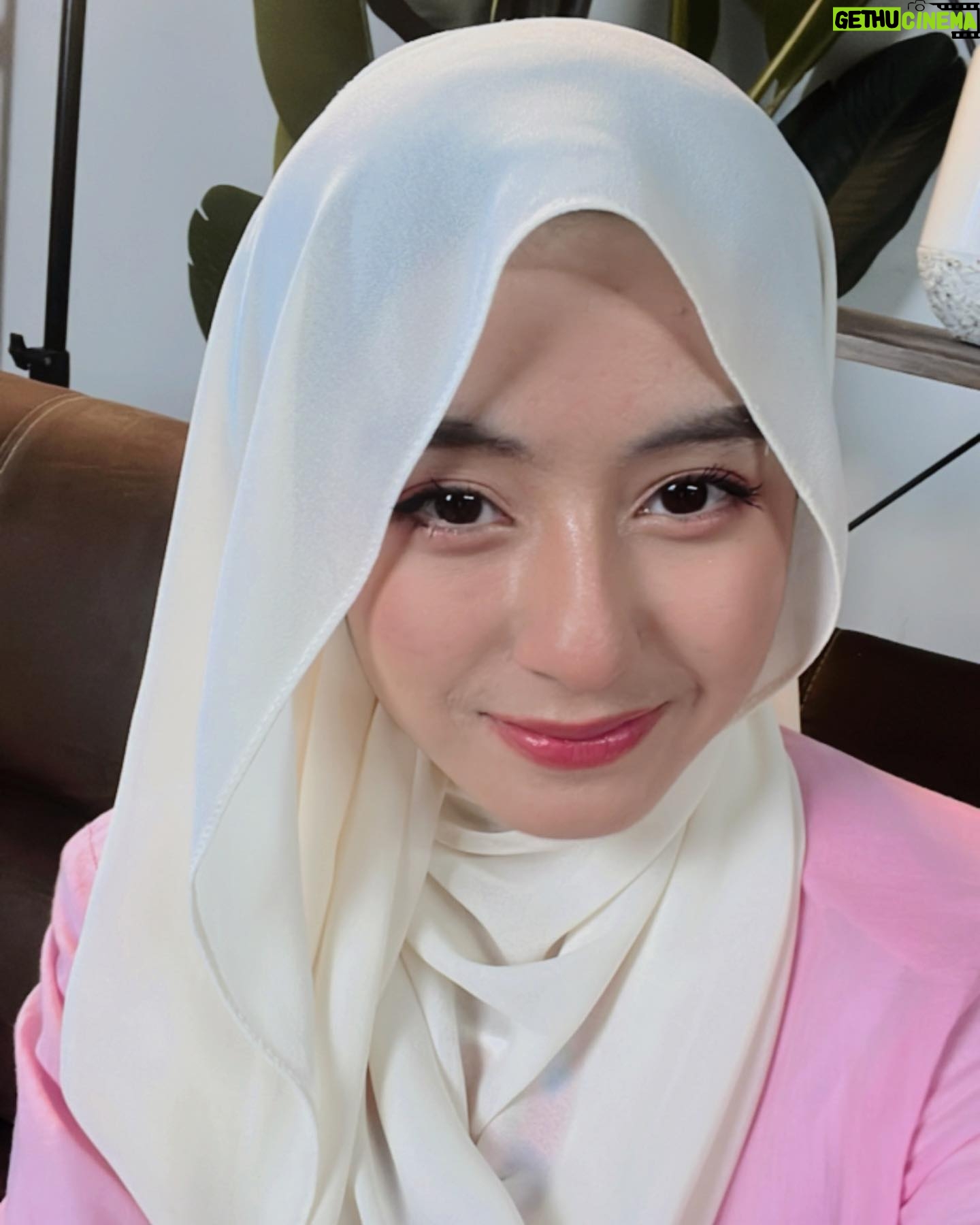 Mia Sara Nasuha Instagram - ada siapa plan nak pakai pink tak raya tahun ni?