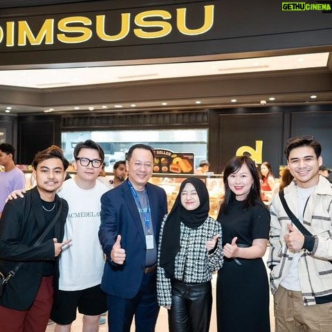 Mia Sara Nasuha Instagram - Experience your first premium rose themed bakery shop by dimsusu!its opened now at IOI City Mall,Putrajaya!! First time mia pergi rose themed bakery shop and it was so nice. thankyou @dimsusu.my for inviting me. #Dimsusu #DimsusuMY #PremiumRoseBakery #FirstInMalaysia