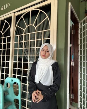 Mia Sara Nasuha Instagram - no more cov-EID !! Selamat Hari Raya everyone 🌙!! Maaf Zahir dan Batinn
.
.
.
#miasara
#miasaranasuha
#miayoutube