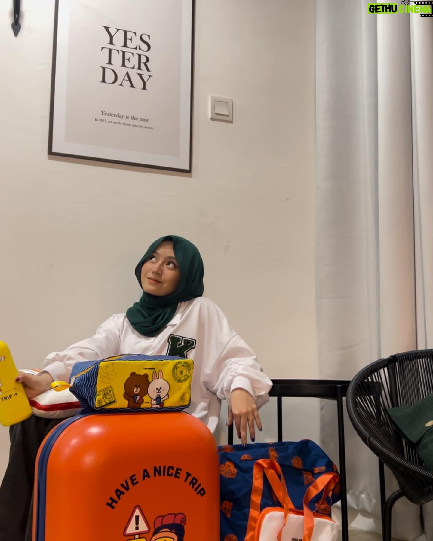 Mia Sara Nasuha Instagram - Cute right all this stuff, especially luggage tuu. Kalau korang nak boleh dapatkan dekat @watsonsmy okay. Ni memang exclusive kat Watsons aje. Tempat lain takda.😎 #LINEFRIENDS #WatsonsHaveANiceTrip #ExclusiveatWatsons @watsonsmy