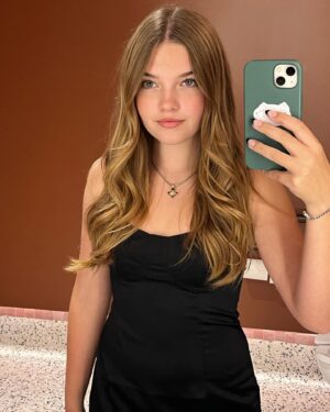 Mia Talerico Instagram - Thanks @netflix for inviting me to the screening of The Curse of Bridge Hollow #thecurse #thecurseofbridgehollow #halloween 🎃👻Loved it and you will too🎃Out October 14 on Netflix #bathroomselfie