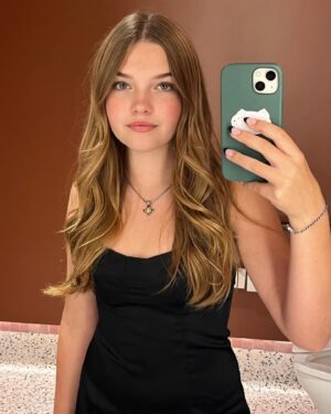 Mia Talerico Instagram - Thanks @netflix for inviting me to the screening of The Curse of Bridge Hollow #thecurse #thecurseofbridgehollow #halloween 🎃👻Loved it and you will too🎃Out October 14 on Netflix #bathroomselfie