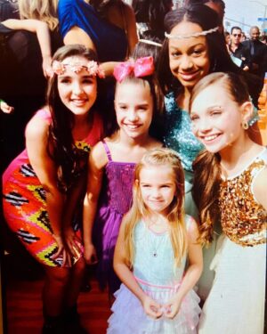 Mia Talerico Instagram - Flash back to the Kids Choice Awards and I took a photo with the Dance Moms girls and my mom and I had no idea who they were 😂 A few years later we binge watched all seasons @kenzie @maddieziegler @kendallvertes @niasioux @dancemomstv #smile #flashbackfriday #fbf #instagram  #friday