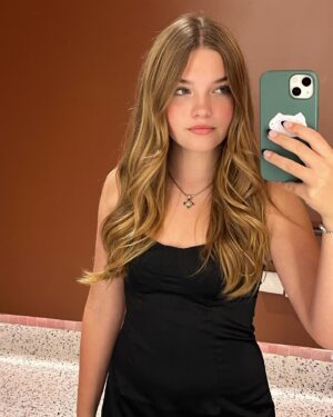 Mia Talerico Instagram - Thanks @netflix for inviting me to the screening of The Curse of Bridge Hollow #thecurse #thecurseofbridgehollow #halloween 🎃👻Loved it and you will too🎃Out October 14 on Netflix #bathroomselfie